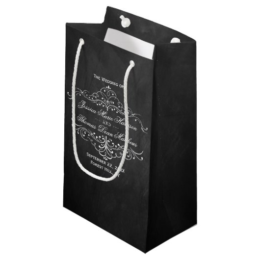 Die Verzierte Chalkboard-Hochzeitskollektion Kleine Geschenktüte (Vorderseite Schrägansicht)