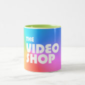 Die Videogeschäfts-Tasse Zweifarbige Tasse (Mittel)