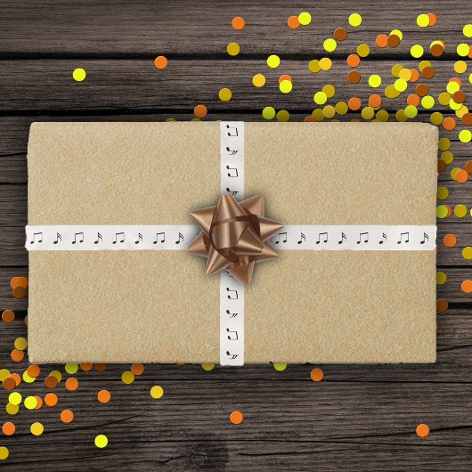 Die Vielfalt der schwarzen Musiknoten in Weiß Satinband