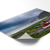 Die Vik-Kirche und der schwarze Strand Poster (Ecke)