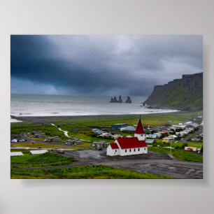 Die Vik-Kirche und der schwarze Strand Poster