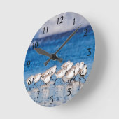 Die Vögel des Meeres Runde Wanduhr (Winkel)