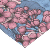 Die Vögel im lila Garten Tischdecke (Schrägansicht)