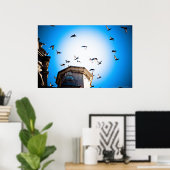 Die Vögel über gotischen Türmen Poster (Heimbüro)