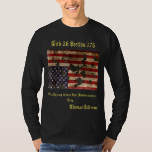 Die vom Krieg zerrüttete amerikanische Flagge beän T-Shirt