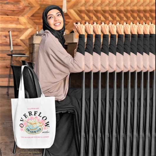 Die von Adiela Akoo entworfene ÜBERFLOW-Tasche Jumbo Stoffbeutel