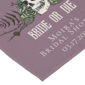 Die von Lila Blütenblättern oder Brautparty Großer Tischläufer (Ecke)