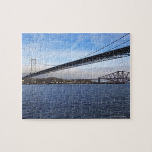 Die Vordergrund weiter Straßen-Brücke ist eine Puzzle
