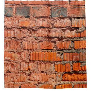Die Wand aus rotem Ziegelstein ist veraltet, alt, Duschvorhang