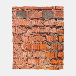 Die Wand aus rotem Ziegelstein ist veraltet, alt,  Fleecedecke