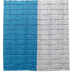 Die Wand ist blau und weiß gestrichen Duschvorhang