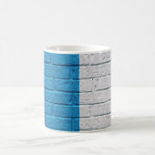 Die Wand ist blau und weiß gestrichen Kaffeetasse (Mittel)