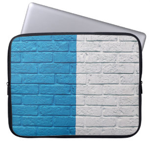 Die Wand ist blau und weiß gestrichen Laptopschutzhülle