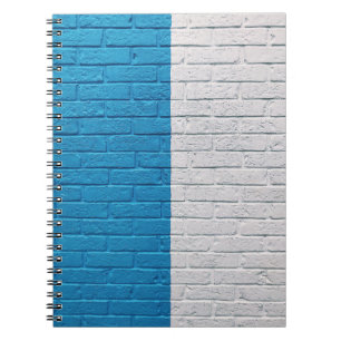 Die Wand ist blau und weiß gestrichen Notizblock