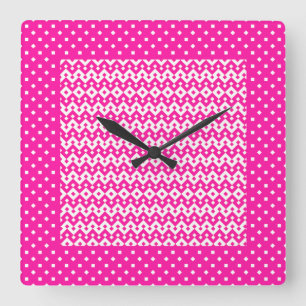 Die Wanduhr am Platz, die süß rosa Zigzags, die Po