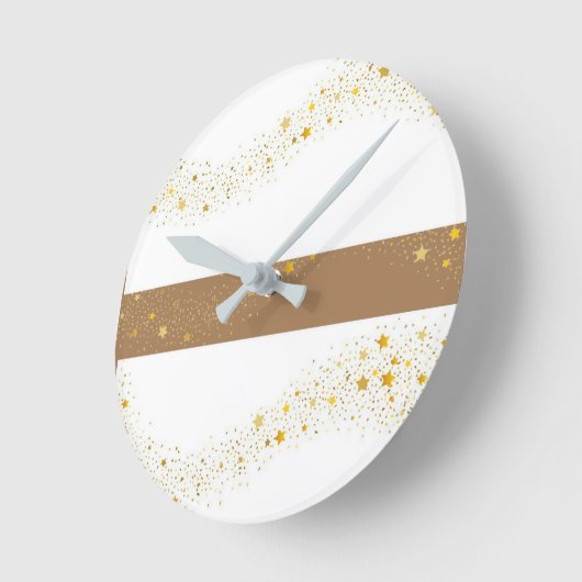 Die Wanduhr ist weiß und beige. (Winkel)