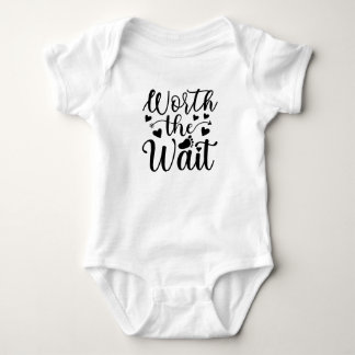 Die Wartebekanntmachung für ein neues Baby Strampler