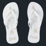 Die Wedding Pfeil-Herz-Bräute drehen Reinfälle um Badesandalen<br><div class="desc">Der weißen Braut drehen Reinfälle mit Grafiken eines Champagner-Glitters um,  der Herz-Kontur schaut,  wenn ein Pfeil ihn durchläuft.  Tan Text der Gewohnheit ist zum Anzug Ihr Bedarf völlig kundengerecht.</div>