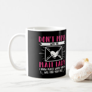 Die weibliche Postarbeiterin verrät sich nicht mi Kaffeetasse
