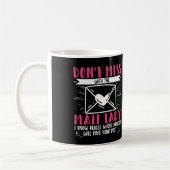 Die weibliche Postarbeiterin verrät sich nicht mit Kaffeetasse (Links)