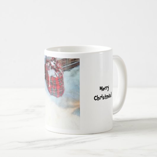 Die Weihnachtstasche im Schnee Kaffeetasse (VorderseiteRechts)