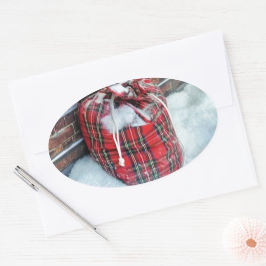 Die Weihnachtstasche im Schnee Ovaler Aufkleber (Umschlag)