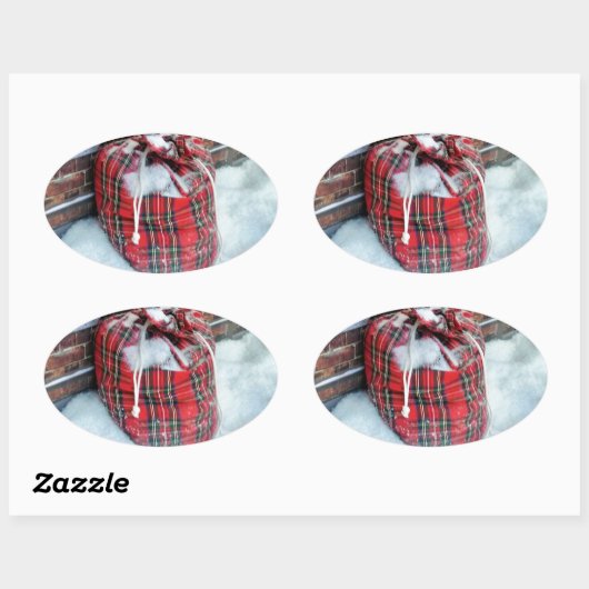 Die Weihnachtstasche im Schnee Ovaler Aufkleber (Blatt)