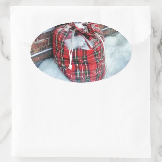 Die Weihnachtstasche im Schnee Ovaler Aufkleber (Tasche)