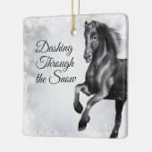 Die Weihnachtszeit des Schnees ist wunderschön Keramikornament (Links)