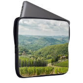 Die Weinberge in Chianti am Morgen. Laptopschutzhülle (Vorne Rechts)