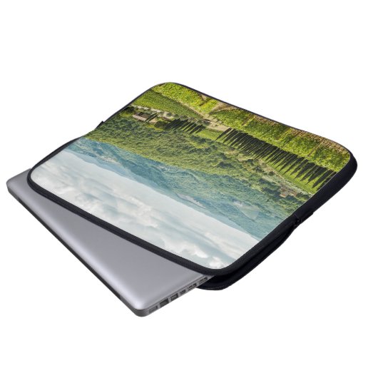 Die Weinberge in Chianti am Morgen. Laptopschutzhülle (Vorne Knopf)