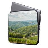 Die Weinberge in Chianti am Morgen. Laptopschutzhülle (Vorderseite Links)