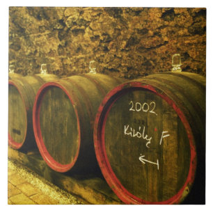 Die Weinkellerei Kiralyudvar: Barrel mit Tokaj-Wei Fliese