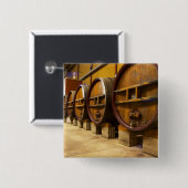 Die Weinkellerei mit großen alten Holzfässern Button (Vorne & Hinten)