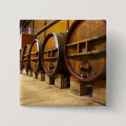 Die Weinkellerei mit großen alten Holzfässern Button (Vorderseite)