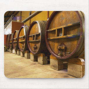 Die Weinkellerei mit großen alten Holzfässern Mousepad
