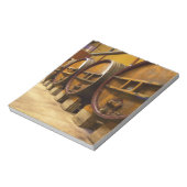 Die Weinkellerei mit großen alten Holzfässern Notizblock (Rotiert)