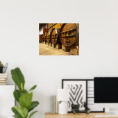 Die Weinkellerei mit großen alten Holzfässern Poster (Heimbüro)