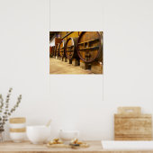 Die Weinkellerei mit großen alten Holzfässern Poster (Küche)