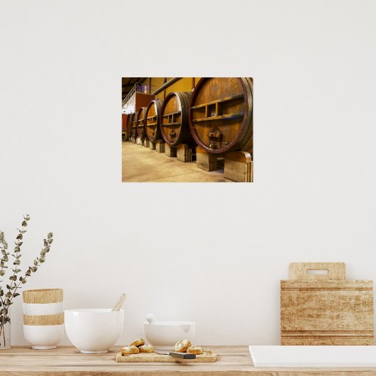 Die Weinkellerei mit großen alten Holzfässern Poster (Küche)