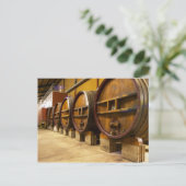 Die Weinkellerei mit großen alten Holzfässern Postkarte (Stehend Vorderseite)