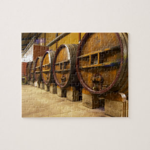 Die Weinkellerei mit großen alten Holzfässern Puzzle