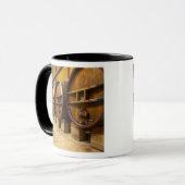 Die Weinkellerei mit großen alten Holzfässern Tasse (Vorderseite Links)