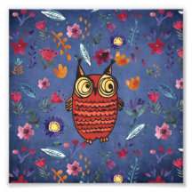 Die weise Vogeleule im Blumengarten