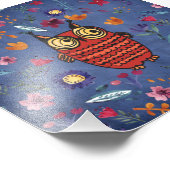 Die weise Vogeleule im Blumengarten Fotodruck (Ecke)