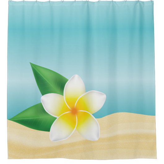 Die weiße Frangipani-Blume am Strand Duschvorhang (Vorderseite)
