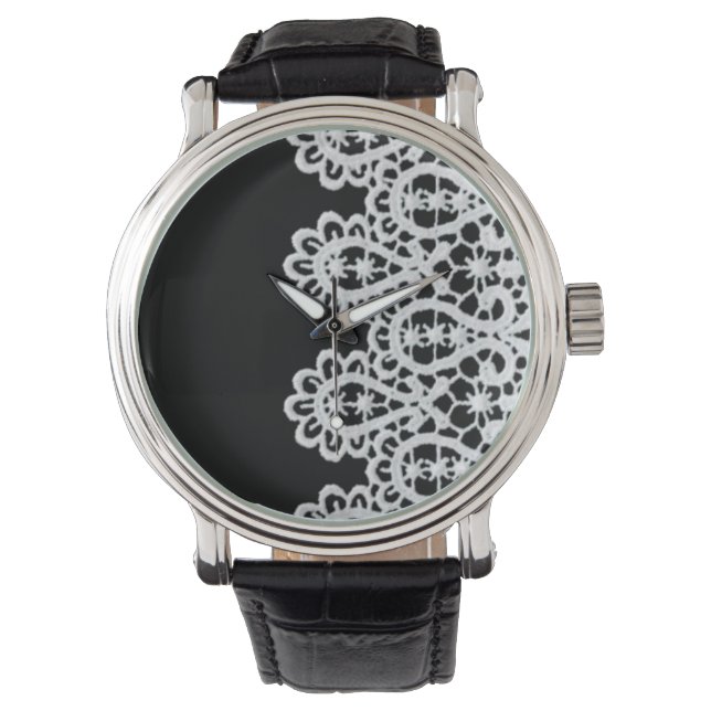 Die weiße Spitze bildet einen zarten Rahmen gegen  Armbanduhr (Vorderseite)