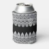 Die weiße Spitze bildet einen zarten Rahmen gegen  Dosenkühler (Kanne Rückseite)