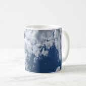 Die weiße Wolke gegen den blauen Himmel Kaffeetasse (VorderseiteRechts)