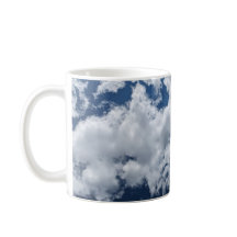 Die weiße Wolke gegen den blauen Himmel